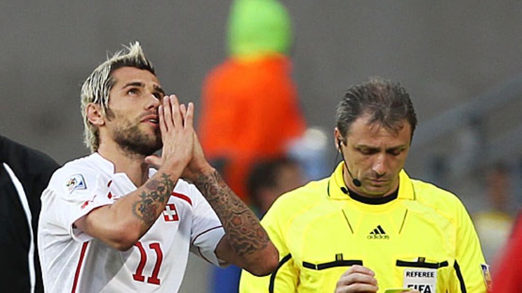 Valon Behrami ei ole uskoa todeksi ulosajoaan. Kuva: Ian Walton/GETTY.