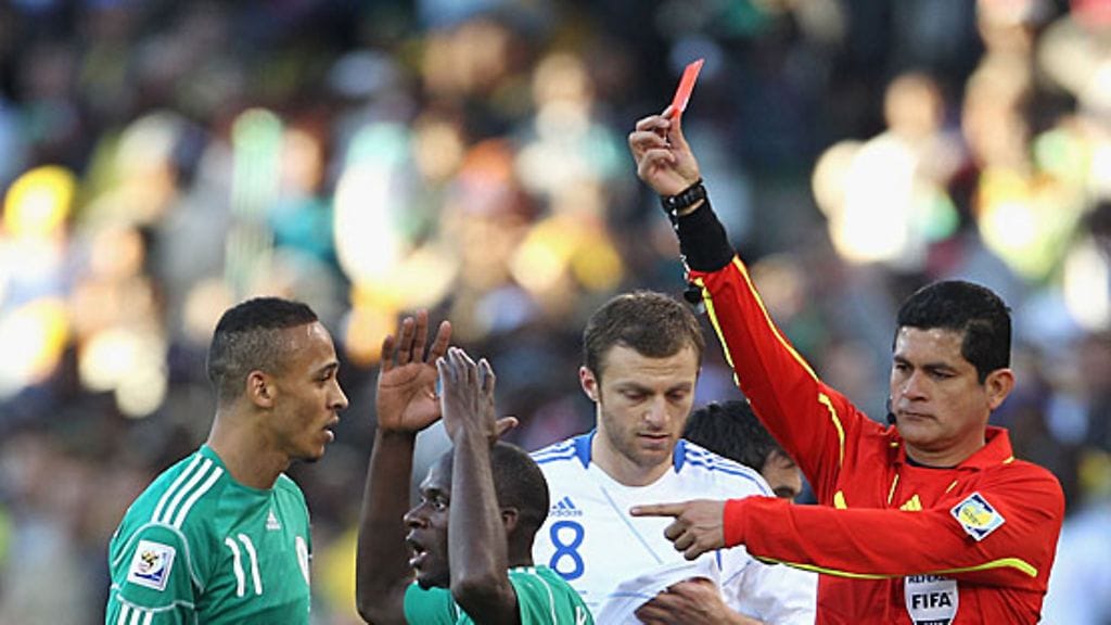 Erotuomari Oscar Ruiz ajaa ulos Sani Kaitan (toinen vas.). Kuva: Phil Cole/GETTY.