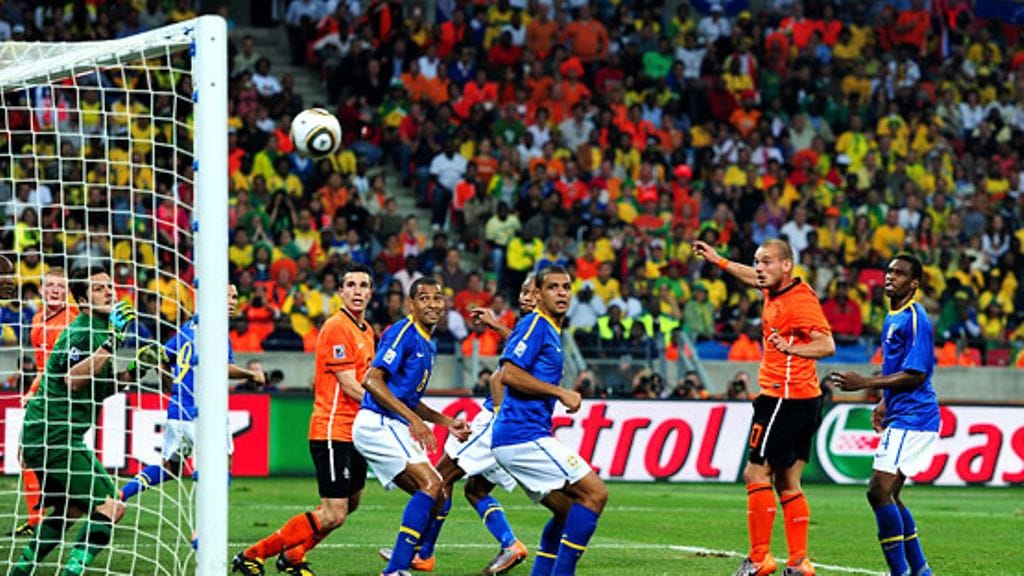 Wesley Sneijder puskee Hollanin 2-1-voittomaalin, kuva: Jamie McDonald/Getty Images