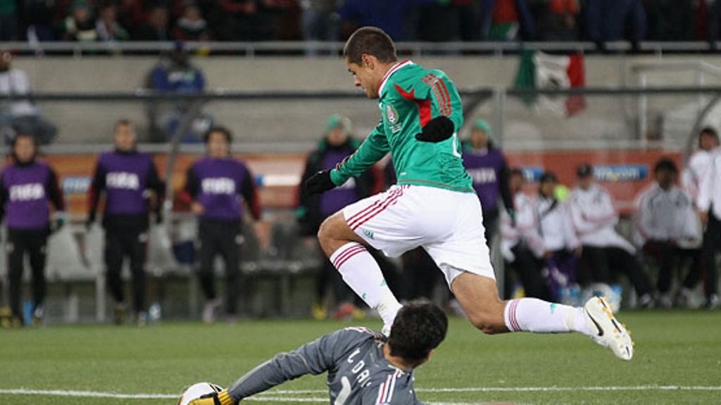Javier Hernandez ohittaa maalivahti Hugo Llorisin, kuva: Streeter Lecka/Getty Images