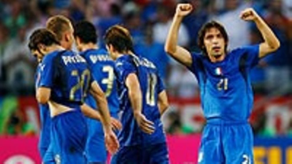 Andera Pirlo, Italia, tuulettaa maalia, Photo: Clive Mason/Getty Images Sport