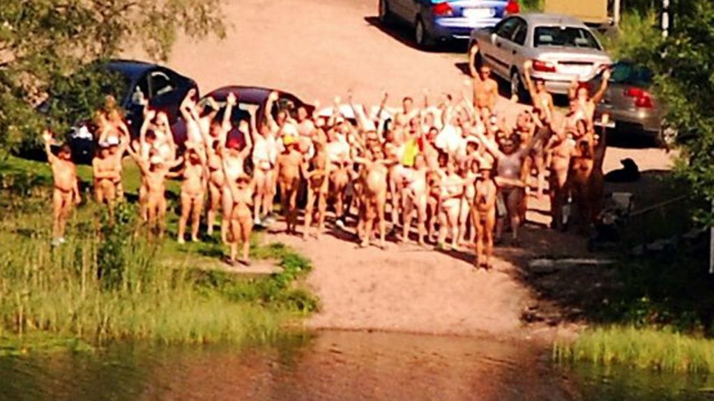 Naturistit tapaavat toisiaan kesätapahtumissa. Naturistipäivät vuonna 2009.
