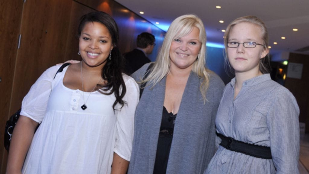 Raakel tytärtensä Poujoun ja Gretan kanssa vuonna 2008.