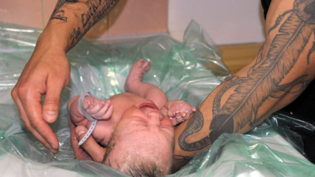 Nykyään isät osallistuvat aktiivisesti synnytyksiin. Kuvituskuva.