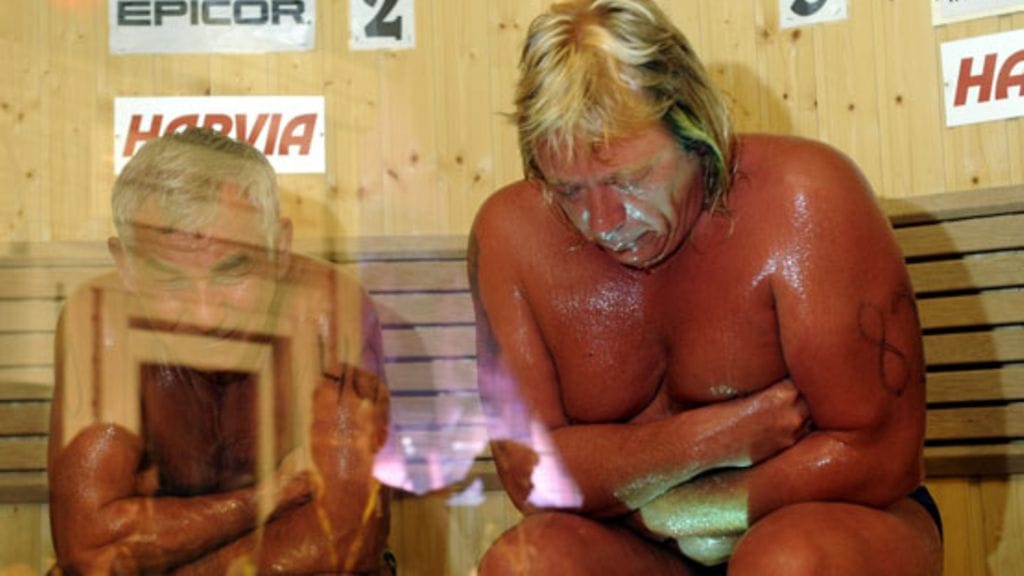 Venäläinen Vladimir Ladyzhenskiy kuoli saunomisen MM-kisoissa vuonna 2010. Vierellä pahat palovammat saanut Timo Kaukonen.