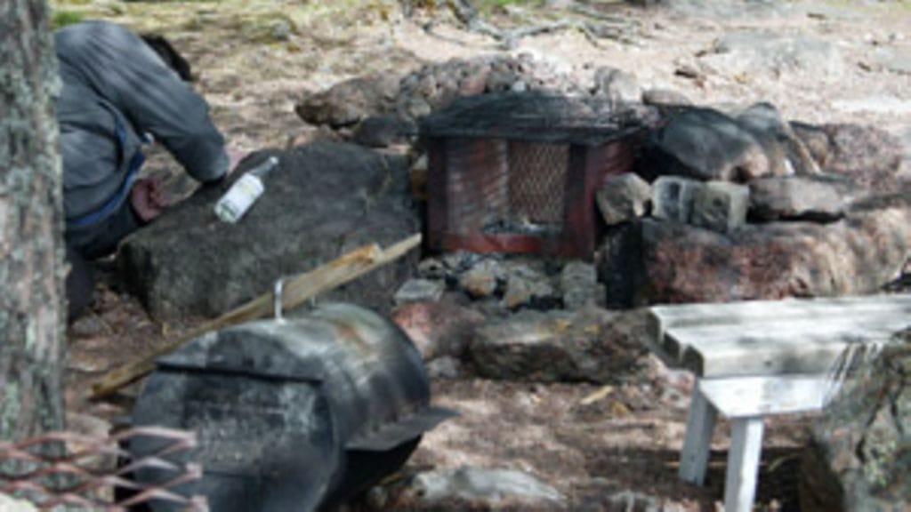 Mökkeilyä viinan voimalla. (Kuva: Pipsa Matikka/Lehtikuva)