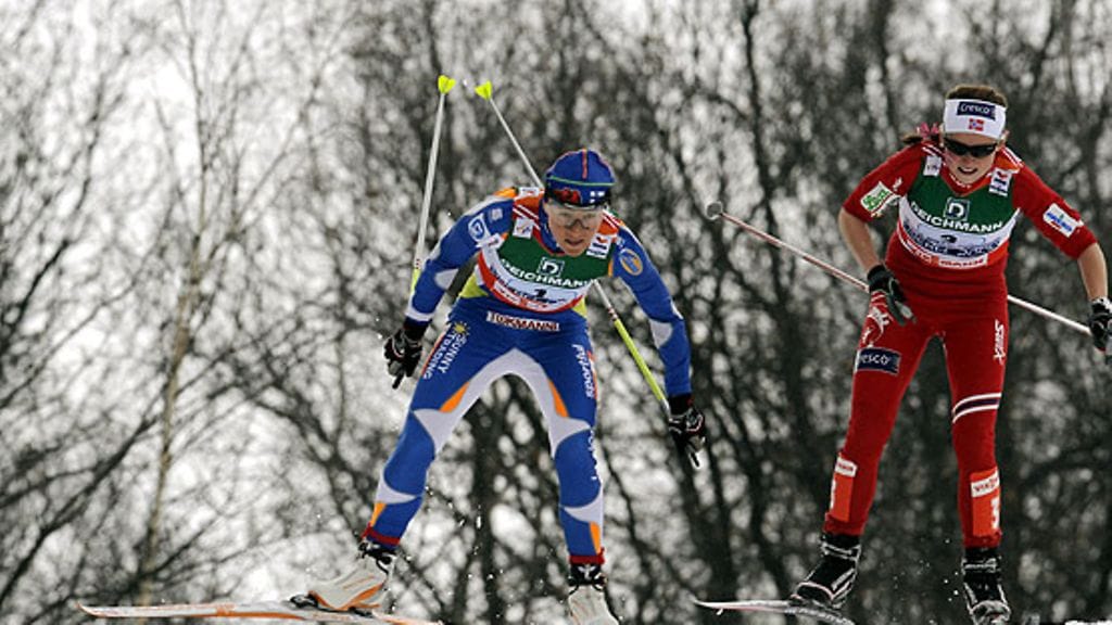 Aino-Kaisa Saarinen ohittaa Marthe Kristoffersenin, kuva: Timo Jaakonaho/Lehtikuva