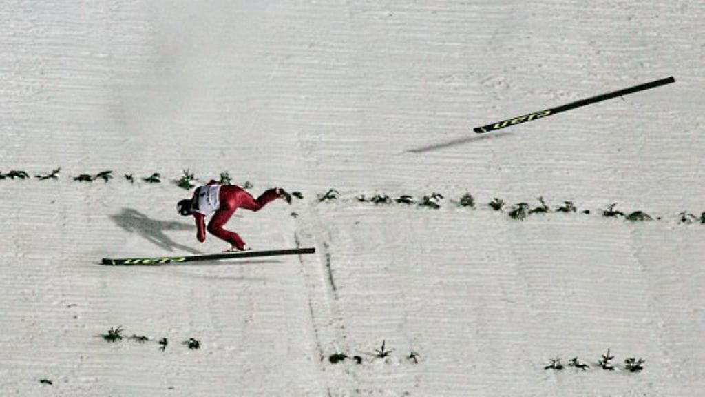 Jan Mazoch kaatuu pahoin Zakopanessa tammikuussa 2007 (Kuva: EPA/GRZEGORZ MOMOT)