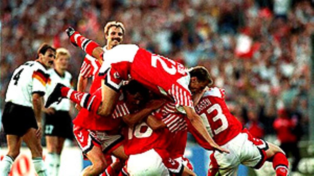 Kim Vilfort on juuri tehnyt finaalin ratkaisseen 2-0-maalin (Photo: Shaun Botter