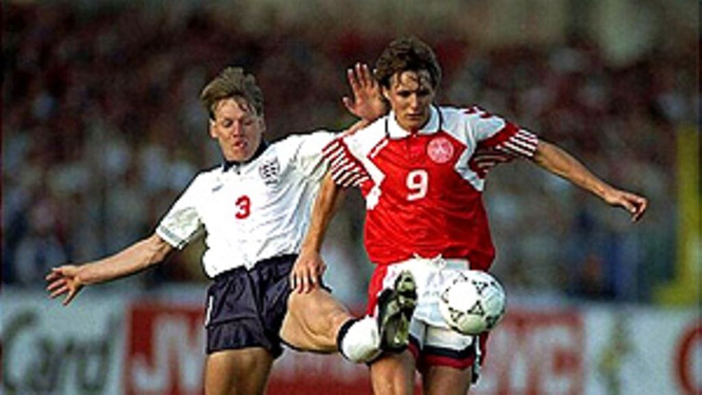 Stuart Pearce ja Fleming Poulsen Englannin ja Tanskan alkulohko-ottelussa (Photo