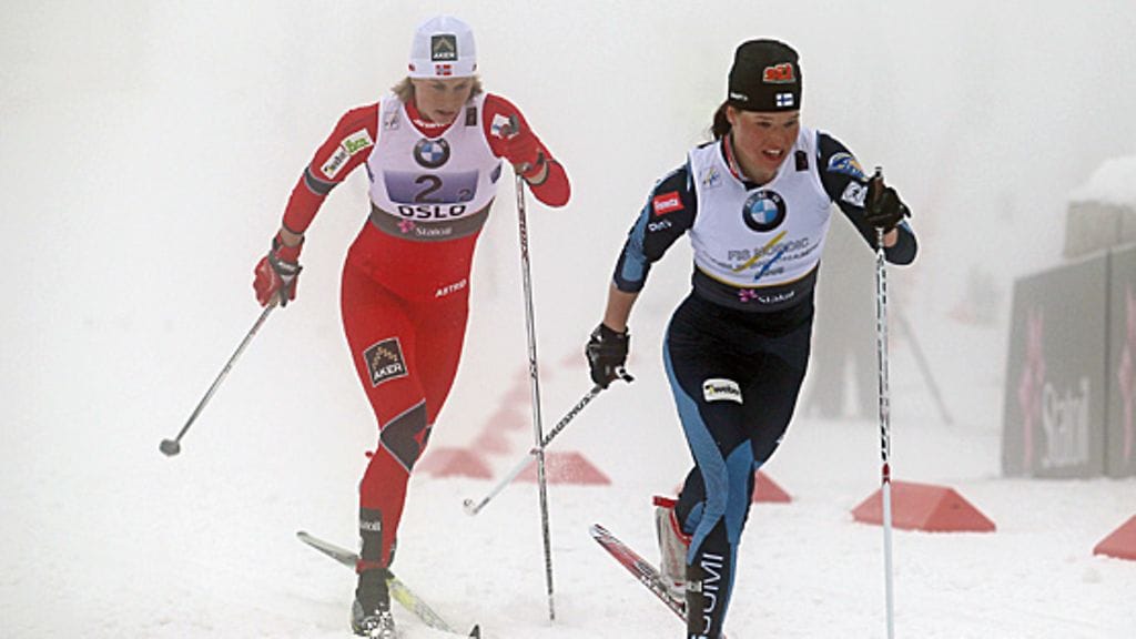 Uhrenholdt Jacobsen hiihtää Krista Lähteenmäen perässä