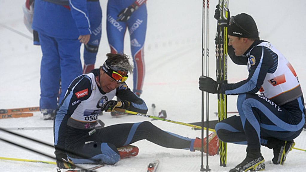 Ville Nousiainen on juuri tullut sprinttiviestin maaliin. Sami Jauhojärvi seuraa tilannetta