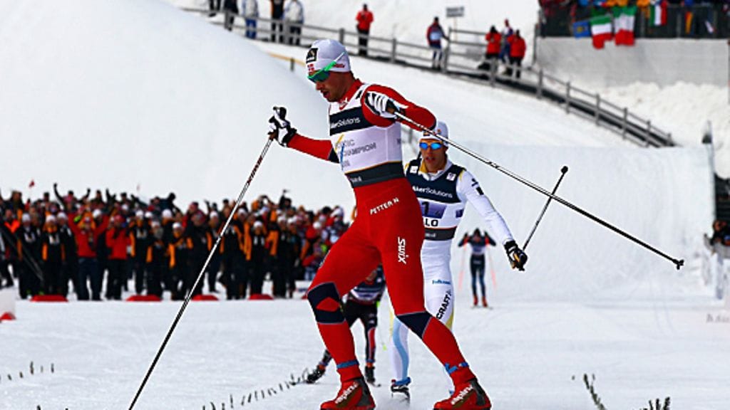 Norjan Petter Northug astuu maaliviivan yli Ruotsin Marcus Hellnerin seuratessa hänen takanaan