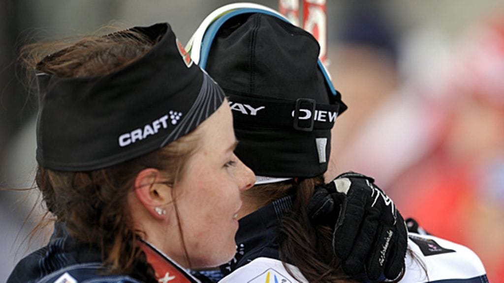 Krista Lähteenmäki ja Aino-Kaisa Saarinen halailevat