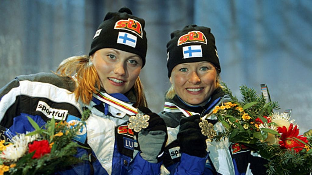 Pirjo Manninen (nyk. Muranen), Riitta-Liisa Lassila (nyk. Roponen) juhlivat MM-hopeaa Obertsdorfin MM-kisoissa vuonna 2005