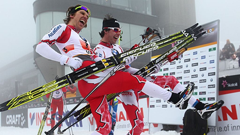 Devon Kershaw ja Alex Harvey juhlivat sprinttiviestin kultamitalejaan