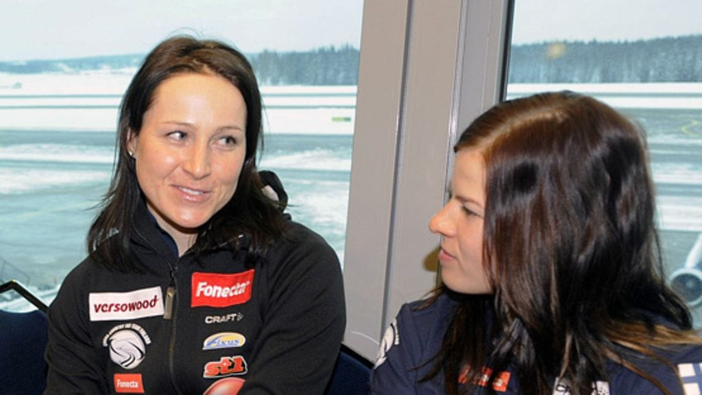 Aino-Kaisa Saarinen ja Krista Lähteenmäki.