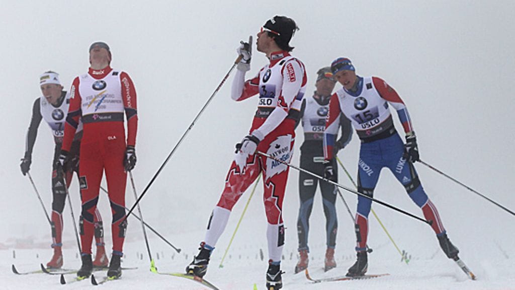 Alex Harvey "suutelee sormeaan" maaliviivalla