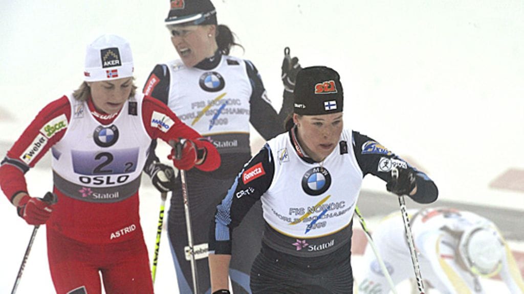 Aino-Kaisa Saarinen lähetti Krista Lähteenmäen ankkuriosuudelle Norjan Astrid Jacobsenin nenän edestä, 2011