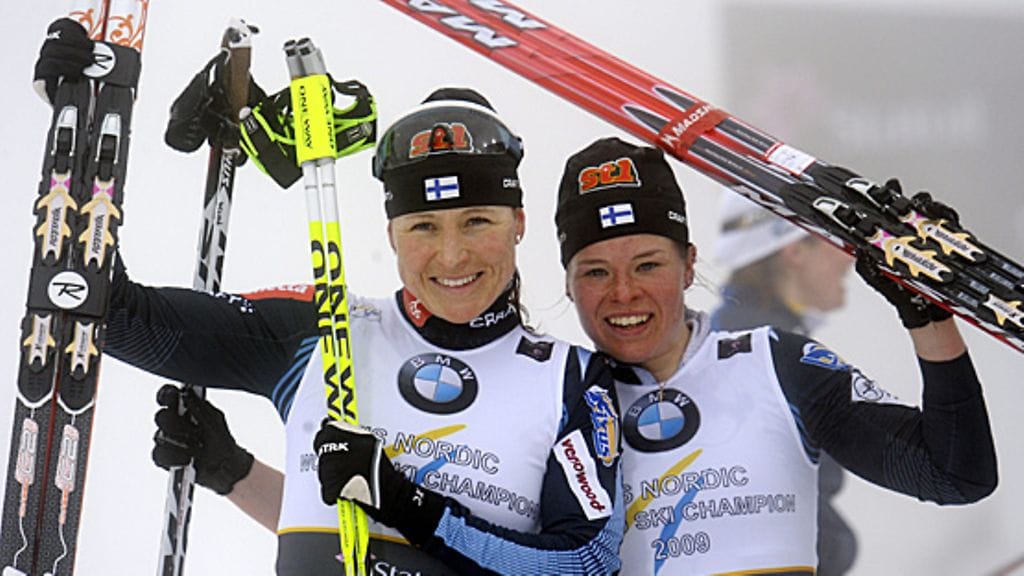 Aino-Kaisa Saarinen ja Krista Lähteenmäki iloitsevat MM-hopeasta