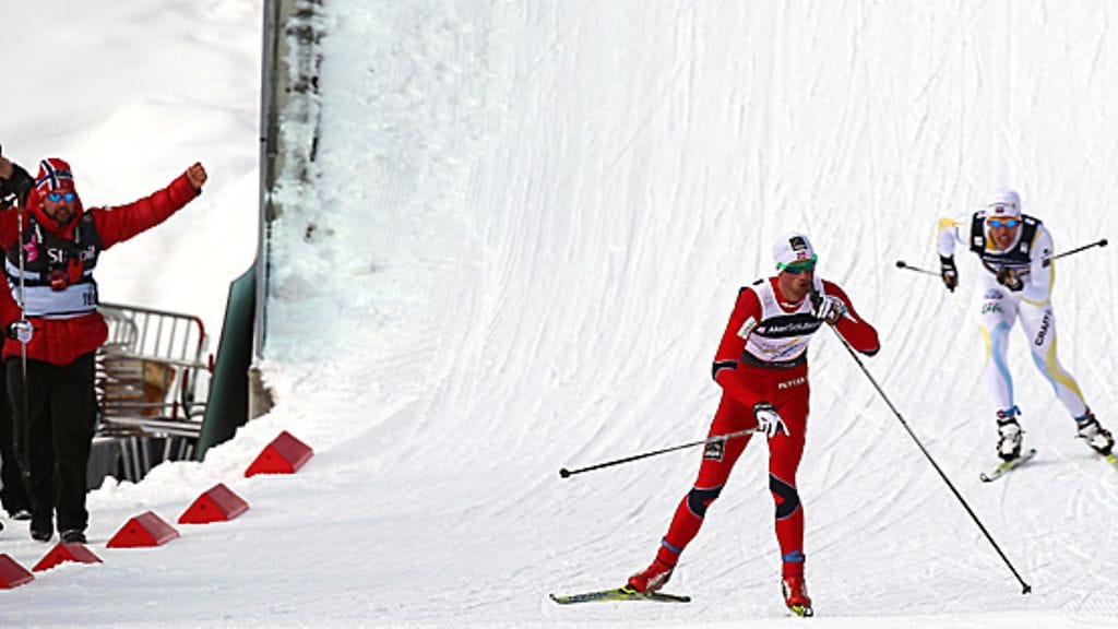 Petter Northug ja Marcus Hellner saapumassa hiihtostadionille