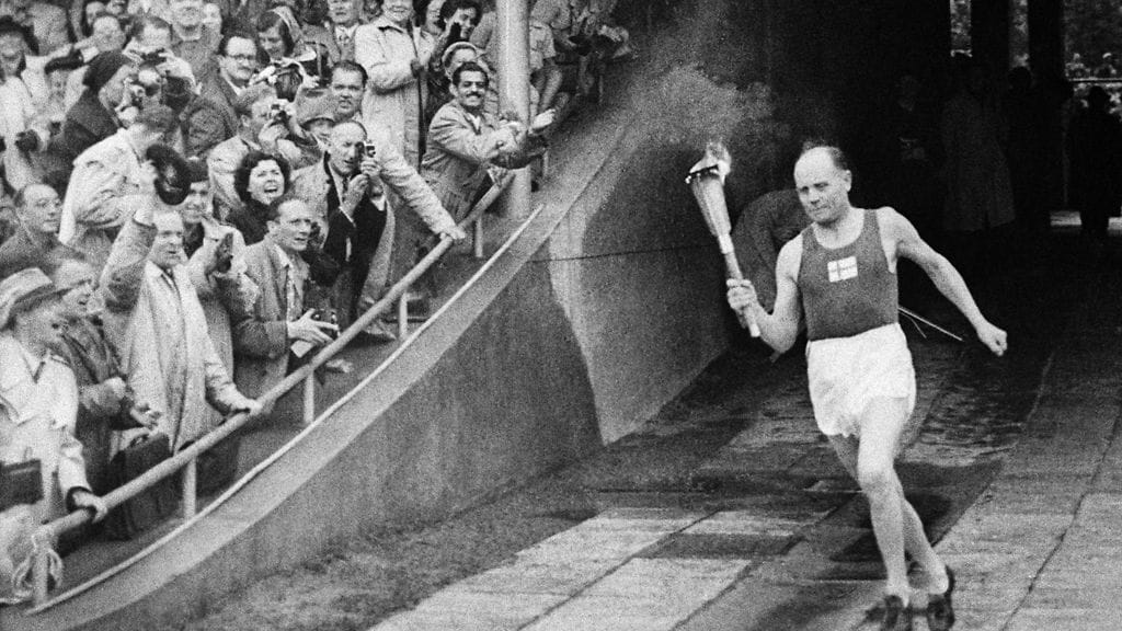 Paavo Nurmi toi itseoikeutetusti olympiatulen Helsingin olympiastadionille 1952 kisojen avajaisissa.