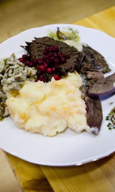 Riistaliha kuten hirvi, metsämarjat ja -sienet kuuluvat eettiseen ja ekologiseen joulupöytään.