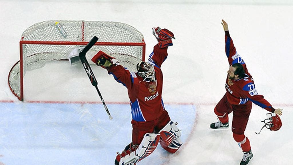 Ilja Bryzgalov laittaa juhlat käyntiin. Kuva Peter Schneider/EPA.