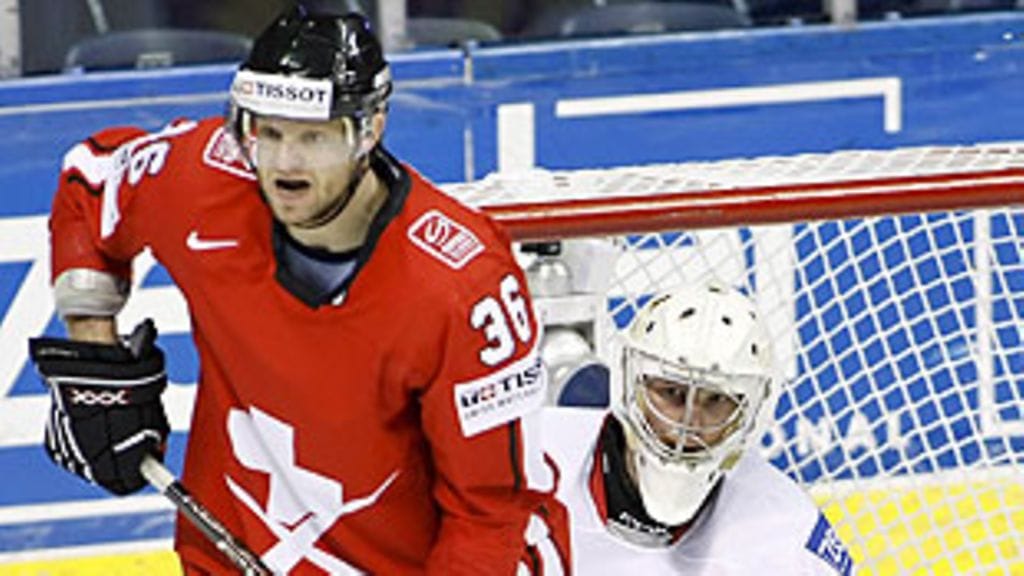 Sveitsin Marc Reichert ja Valko-Venäjän maalivahti Vitali Koval, kuva: EPA/CLEMENT ALLARD