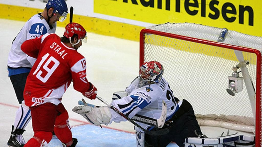 Karri Rämö torjuu maalillaan. Kuva: Martin Rose/GETTY.