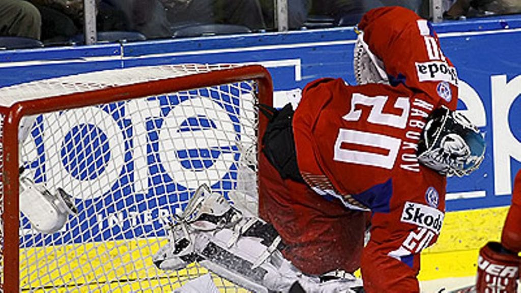 Tuomo Ruutu ja Jevgeni Nabokov, kuva: EPA/CLEMENT ALLARD