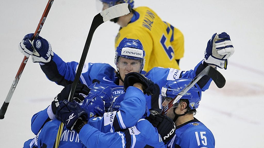 Mikko Koivu (takana) liittyy joukkueensa juhlintaan.