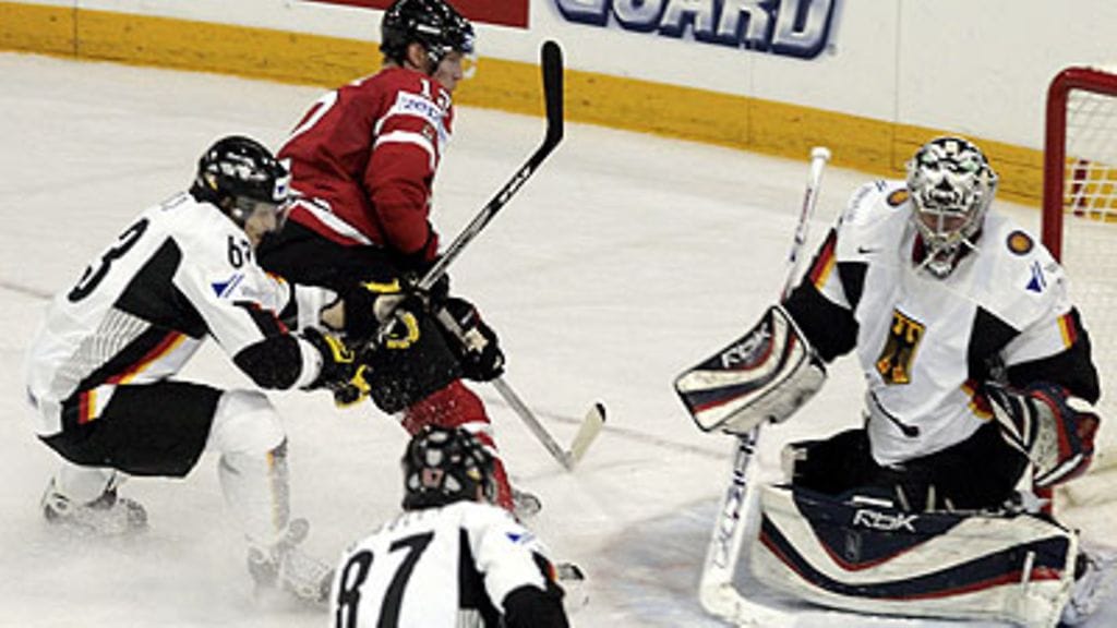 Kanadan Eric Staal rynnii Saksan maalille, kuva: EPA/VALDA KALNINA