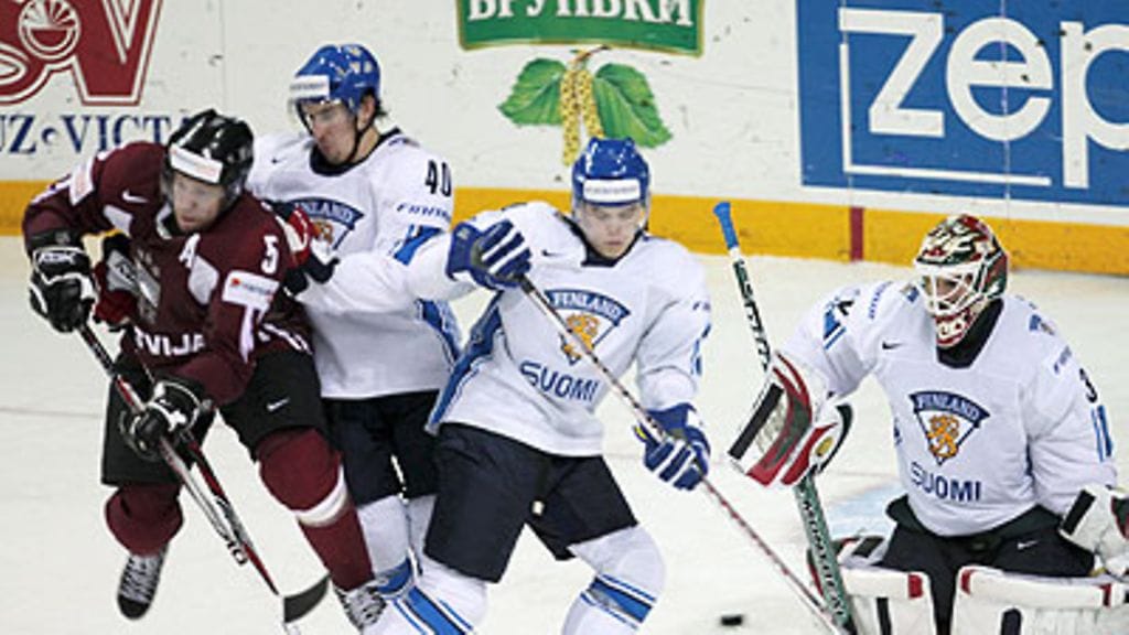 Latvian Janis Sprukts ja Sami Lepistö, Ville Koistinen ja Niklas Bäckström, kuva: EPA/SANDOR FIZLI