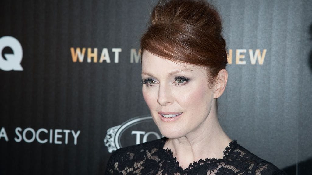 Julianne Moore pitää ihonsa kunnossa suojaamalla sen auringolta.
