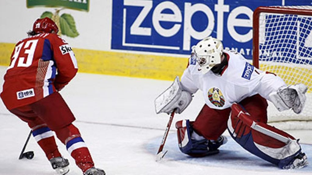 Venäjän Jevgeni Kurilin ja Valko-Venäjän maalivahti Vitali Koval, kuva: EPA/CLEMENT ALLARD