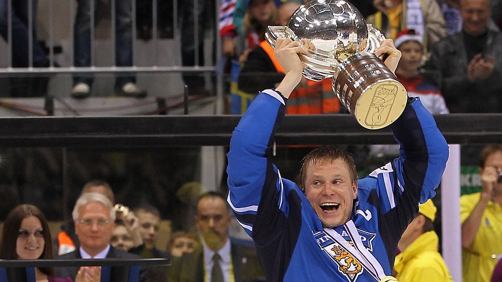 Suomi on voittanut kaksi jääkiekon maailmanmestaruutta. Kapteeni Mikko Koivu nosteli MM-pokaalia Bratislavassa 2011.