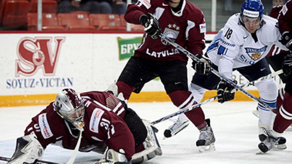 Hannes Hyvönen ja Latvian maalivahti Edgars Masalskis, kuva: EPA/SANDOR FIZLI