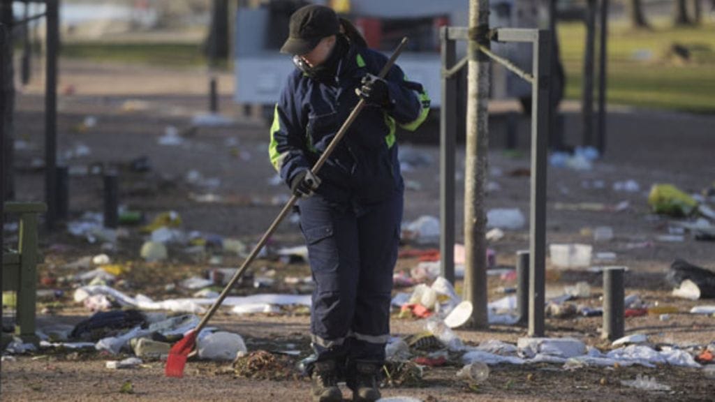 Vapun 2012 jälkeen Kaivopuistossa näytti tältä