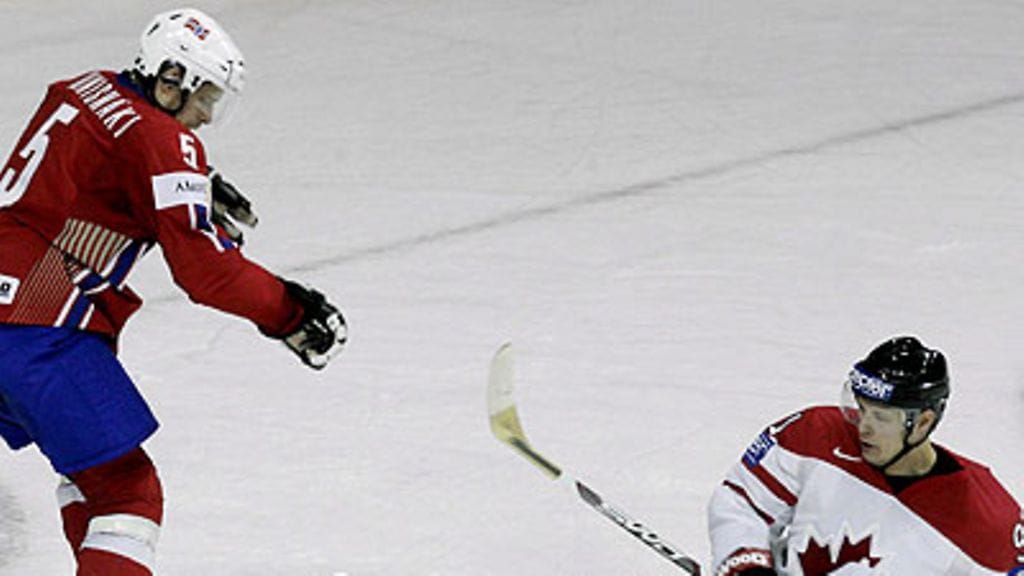 Kanadan Jason Speeza ja Norjan Juha Kaunismäki, kuva: EPA/VALDA KALNINA