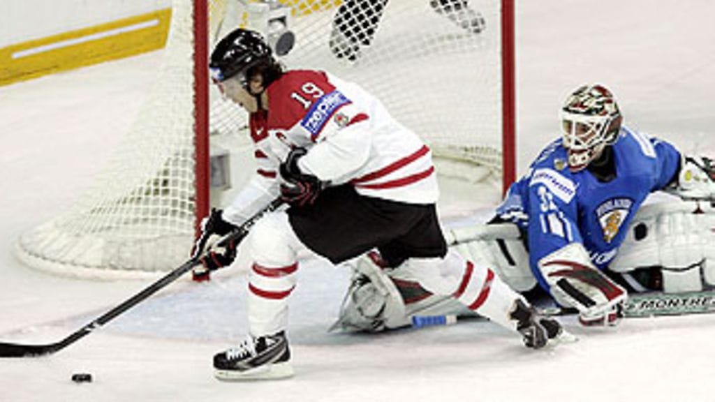 Shane Doan ja Niklas Bäckström, kuva: EPA/VALDA KALNINA