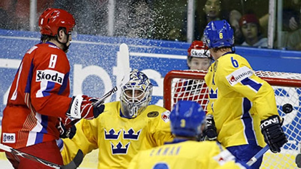 Venäjän Alexander Ovetshkin tekee voittomaalin Henrik Lundqvistin taakse, kuva: EPA/CLEMENT ALLARD