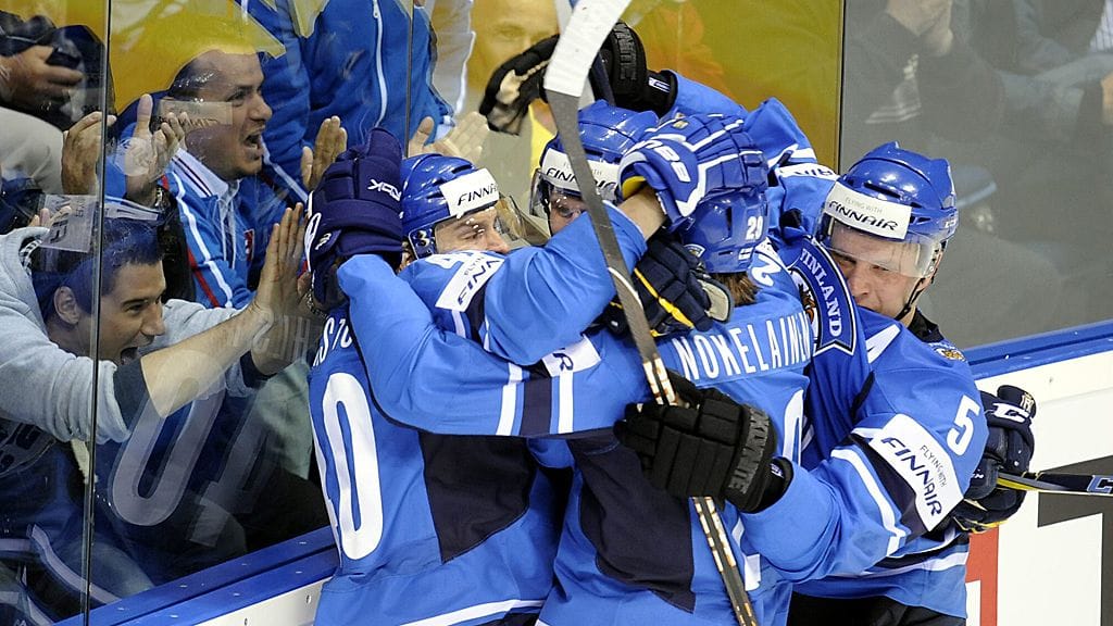 Antti Pihlström, Jani Lajunen, Petteri Nokelainen ja Lasse Kukkonen juhlivat