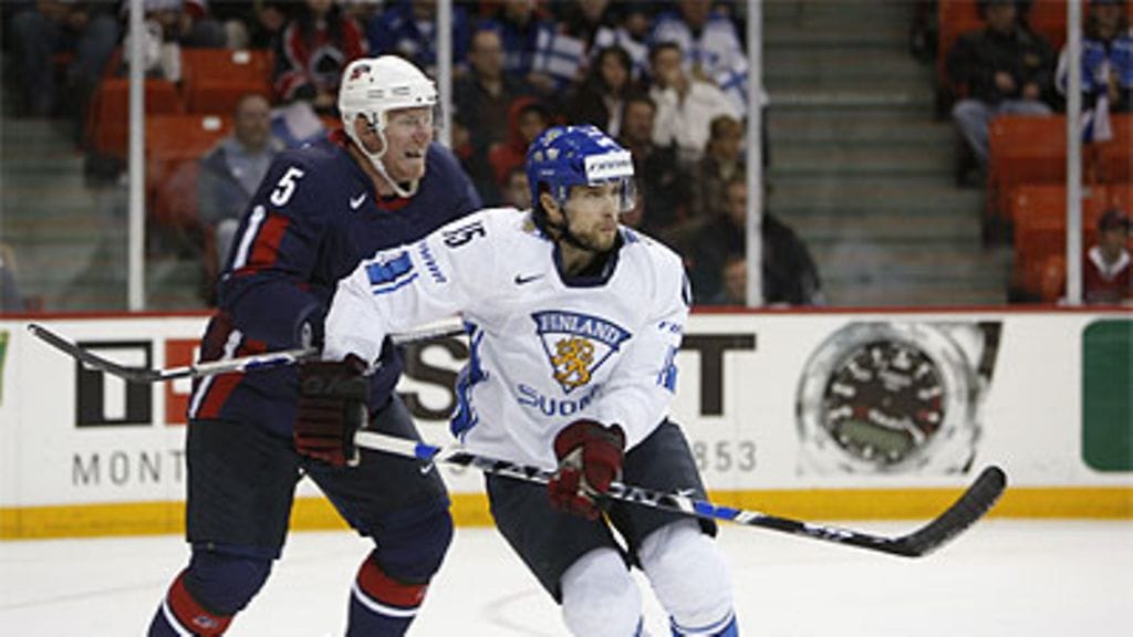 Tuomo Ruutu ja USA:n Matt Greene, kuva: Matt Greene / Lehtikuva