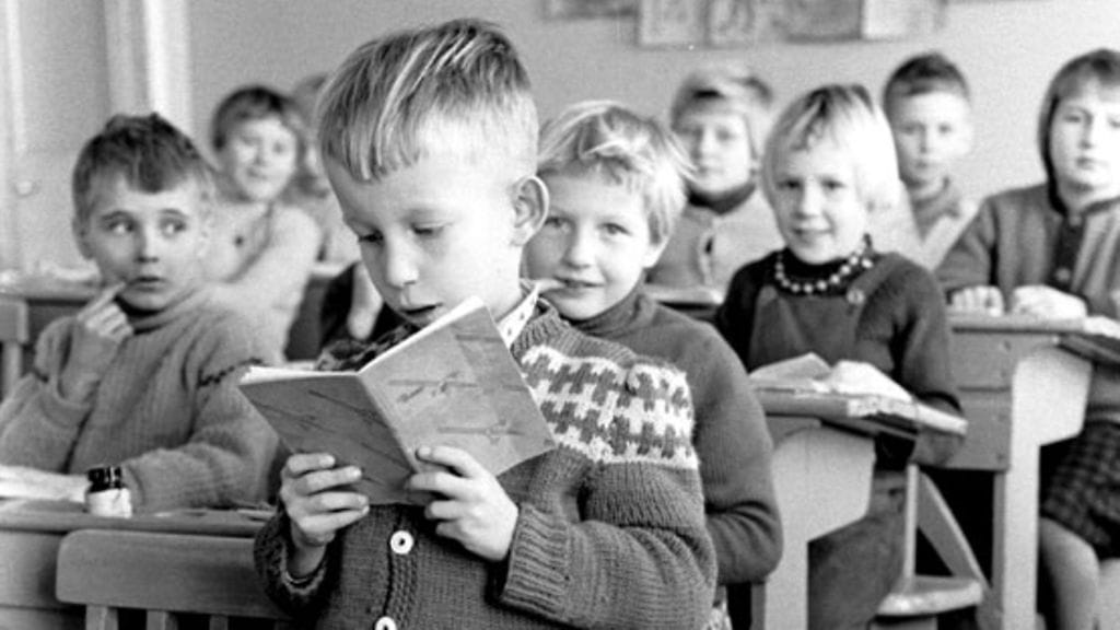 Monen esiintymispelko juontaa kouluaikoihin. Kuvituskuva. Kuvan henkilöt eivät liity juttuun.