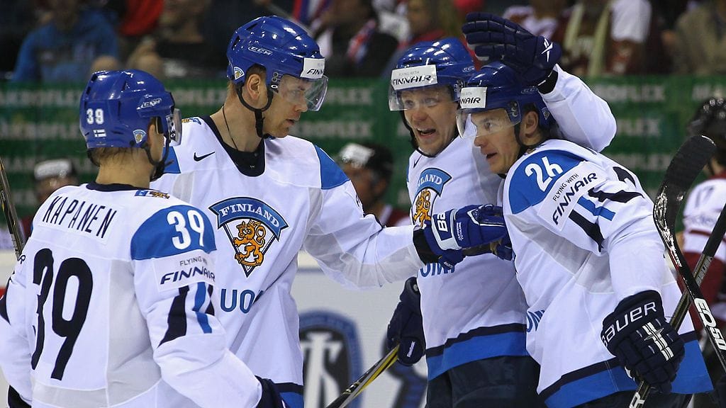 Leijona juhlii Jarkko Immosen maalia.