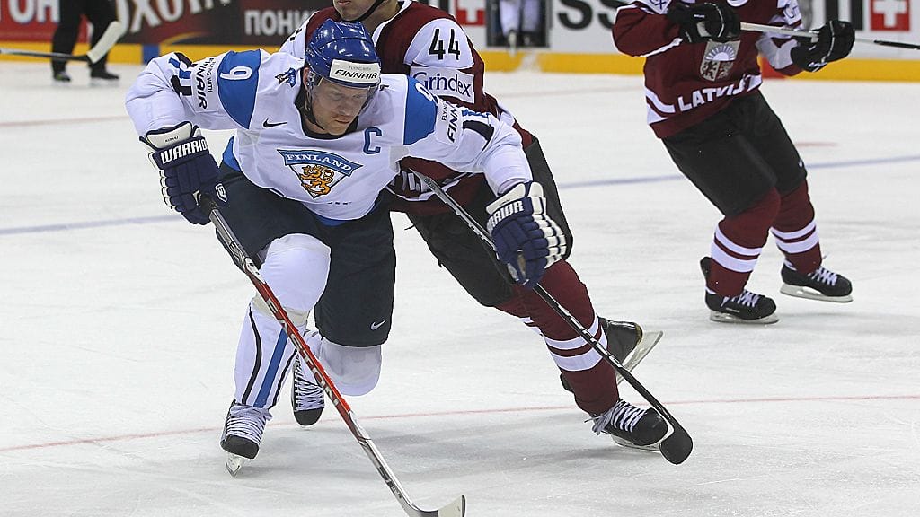 Mikko Koivu kantaa selässään vastuuta ja latvialaispelaajaa.