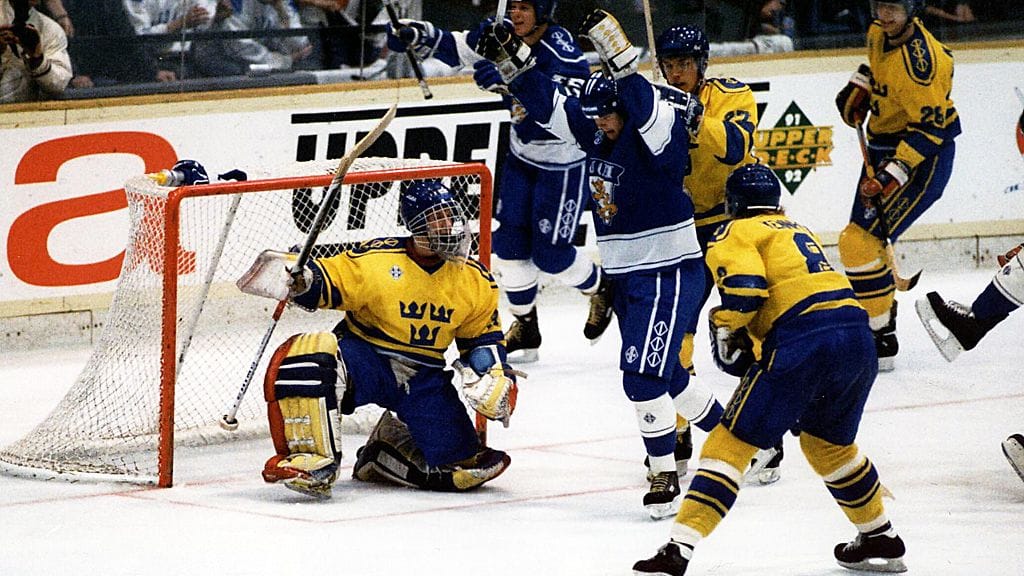 Timo Peltomaa on tuonut Suomen 1-4-tilanteeseen 1992 MM-finaalissa.