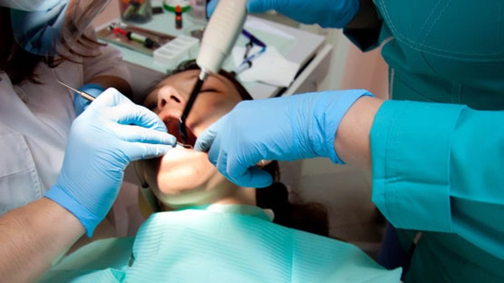 Hampaiden kunto tarkistetaan ennen leikkausoperaatioita. Kuvituskuva.