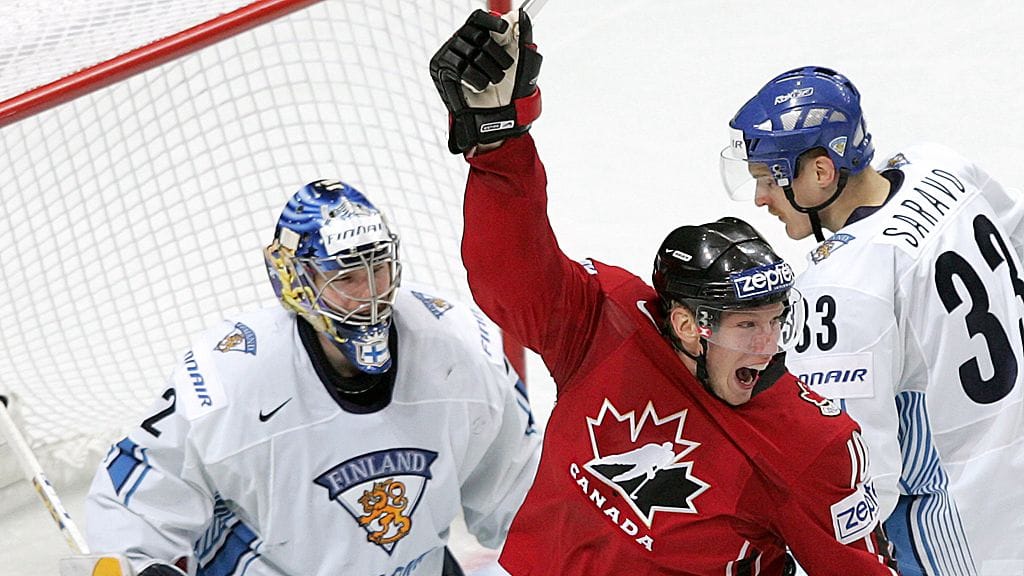 Jordan Staal tuulettaa maaliaan Kari Lehtosen edessä.